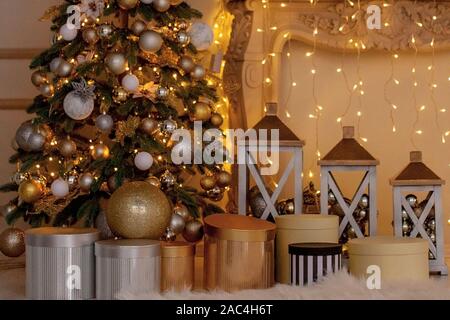 Albero di natale con presenta al di sotto in salotto. Foto Stock