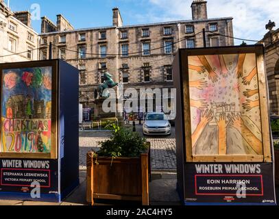 Natale Inverno vetrine mostra di disegni per bambini, City Chambers, Royal Mile, Edimburgo, Scozia, Regno Unito Foto Stock