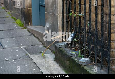 AirBnB bloccato il tasto cassaforte a noleggio appartamenti attaccata alla ringhiera, Blair Street, Edimburgo, Scozia, Regno Unito Foto Stock