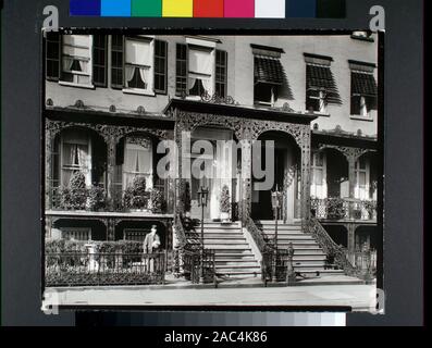 Gramercy Park, nn. 3-5, Manhattan Codice: I.A.2. L'uomo lasciando gate di 5 Gramercy Park, decorativo di elementi in ferro battuto adorna le case, che hanno anche lampade in ferro alla base delle scale. Citazione/Riferimento: CNY# 53; Gramercy Park, n. 3-5, Manhattan. Foto Stock