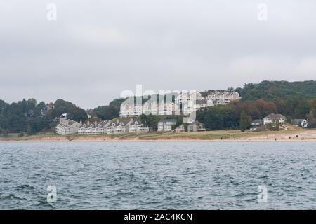 Holland MI, Stati Uniti d'America 20 Ottobre 2019: stato di Holland Park. Vista di un cannocchiale Associazione Condominio a riva del lago Michigan. Foto Stock