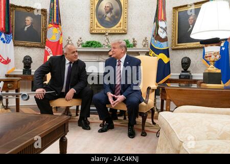 Presidente Trump incontra il primo ministro bulgaro Boyko Borissov Lunedì, nov. 25, 2019, nell'Ufficio Ovale della Casa Bianca. Foto Stock