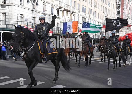 NEW YORK, NY - novembre 28: NYPD unità montata partecipare alla 93ma Macy annuale per il giorno del Ringraziamento parata del Novembre 28, 2019 a New York City. Foto Stock