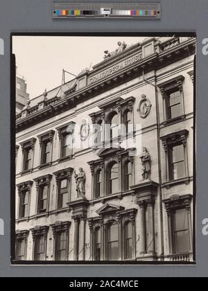 Grand Opera House, angolo nordoccidentale, West 23rd Street e la Eighth Avenue, Manhattan guardando oltre l ingresso della opera house, statue che rappresentano il dramma e la musica, bassorilievi di Shakespeare e un altro; scultura su roofline Citazione/Riferimento: CNY# 148 Codice: I.A.1Grand Opera House, angolo nordoccidentale, West 23rd Street e la Eighth Avenue, Manhattan. Foto Stock