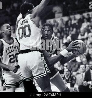 Houston Rockets Hakeem Olajuwon cerca di passare la palla con Boston Celtics #00 Robert parrocchia difendere e #20 Eric Shaw (sinistra) durante il gioco del basket azione a Boston Garden in Boston ma USA 1988foto di bill belknap Foto Stock