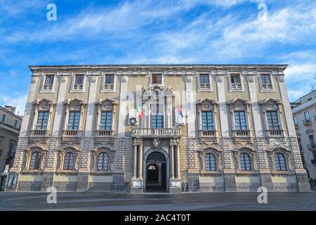 Catania - Il Palazzo San Giuliano sulla piazza dell'universita'. Foto Stock