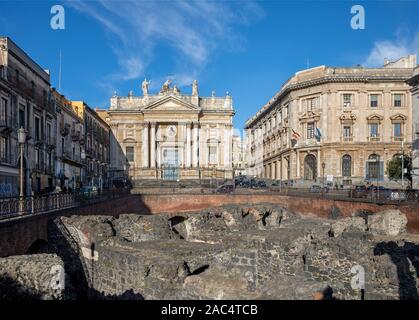 Catania - i resti dell'Anfiteatro Romano e la Chiesa di San Biagio in Sant'Agata alla fornace. Foto Stock