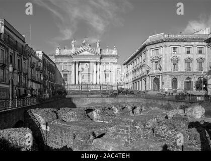 Catania - i resti dell'Anfiteatro Romano e la Chiesa di San Biagio in Sant'Agata alla fornace. Foto Stock