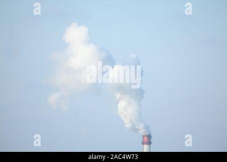 Industriali tossici fumo che sale nel cielo Foto Stock