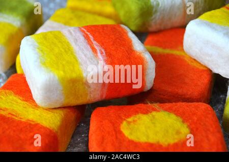 Barre di sapone viene coperta con un feltro in un umido del processo per la produzione di feltri Foto Stock