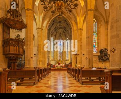 BRATISLAVA, Slovacchia - 11 febbraio 2014: la navata principale di st. Martin cattedrale da 15. cento. Foto Stock