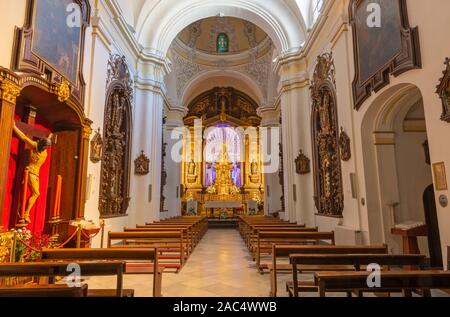 CORDOBA, Spagna - 27 Maggio 2015: il tradizionale acquisiti alla Vergine Maria statua sull altare principale della chiesa Iglesia de Nuestra Senora de los Dolores (il nostro Lad Foto Stock