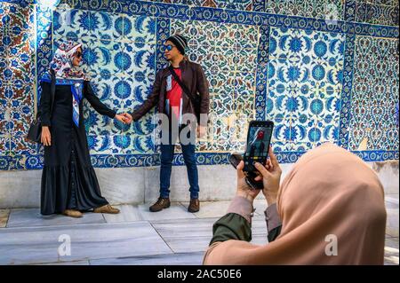 Coppia musulmana aventi le loro foto scattata al Eyup la Moschea del Sultano, Istanbul, Turchia Foto Stock