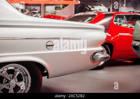 SINSHEIM, Germania - 16 ottobre 2018: Technik Museum. Parte posteriore di vintage white car Foto Stock