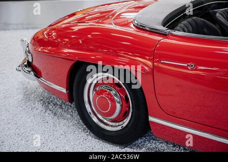 SINSHEIM, Germania - 16 ottobre 2018: Technik Museum. Lato posteriore della vettura di colore rosso che si erge sulla superficie della roccia Foto Stock