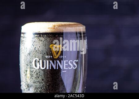 Un buio Irish Stout secca bicchiere da birra vicino. Foto Stock