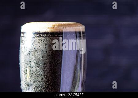 Un buio Irish Stout secca bicchiere da birra close up Foto Stock