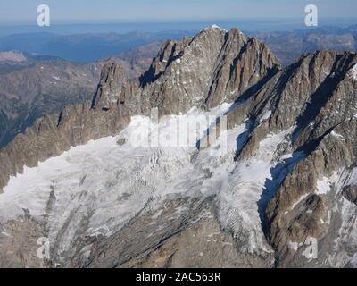 VISTA AEREA. Aiguille Verte (altitudine: 4122m) si affaccia sul ghiacciaio di Talèfre. Chamonix Mont-Blanc, alta Savoia, Francia. Foto Stock