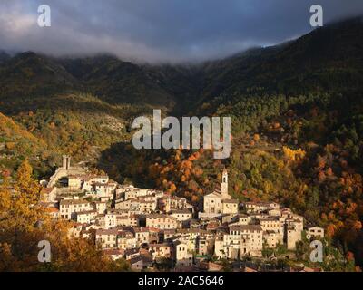 Luce incandescente del sole che tramonta su un remoto borgo medievale nelle Alpi meridionali. Lucéram, Alpi Marittime, Francia. Foto Stock