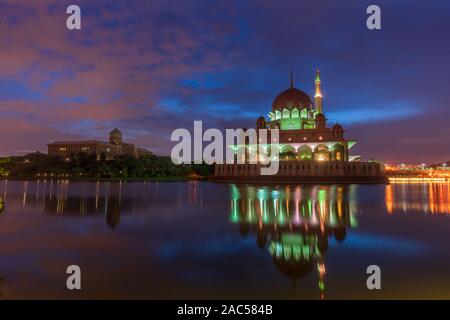 La moschea di Putra, uno dei più iconica moschea in Putrajaya Foto Stock