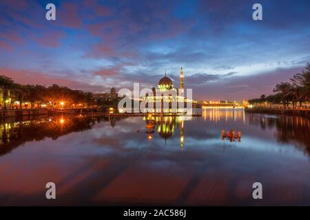 La moschea di Putra, uno dei più iconica moschea in Putrajaya Foto Stock