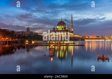 La moschea di Putra, uno dei più iconica moschea in Putrajaya Foto Stock