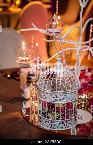 Fiori e candele per catering & decor fini a Natale aziendale di un evento di gala Party Foto Stock