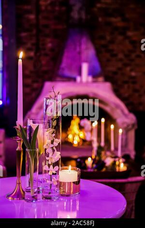 Fiori e candele per catering & decor fini a Natale aziendale di un evento di gala Party Foto Stock