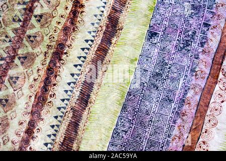 Una vista ravvicinata di tapa (o kapa) panno dopo che esso è stato tinto e completata da artista Hufford Roen, Big Island. Il wauke (o carta di gelso) abbaio t Foto Stock