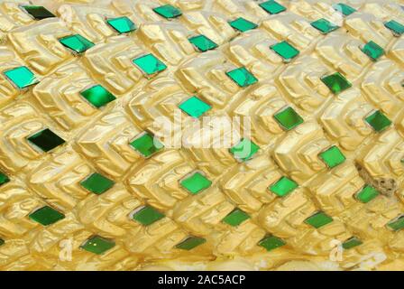 Sfondo giallo oro bilance, installato in vetro verde. Foto Stock