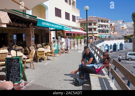 Ristoranti presso il lungomare del porto di Cala Ratjada, Maiorca, isole Baleari, Spagna Foto Stock