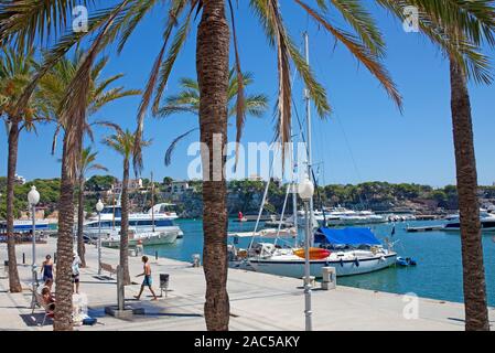 Lungomare del porto di Cala Ratjada, Maiorca, isole Baleari, Spagna Foto Stock