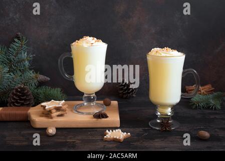 Zabaione drink di Natale con decorazioni di festa, gingerbread cookie e spezie invernale sul legno scuro tabella, copia dello spazio. Zabaione fatti in casa per Natale e w Foto Stock