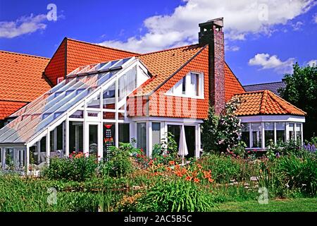 Einfamilienhaus mit Wintergarten nella Bassa Sassonia Foto Stock