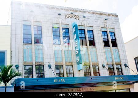 La storica S. H. Kress & Co. Edificio in Hilo, Big Island delle Hawai'i. I suoi occupanti includono un pubblico scuola charter chiamati collegamenti e un indiano Foto Stock