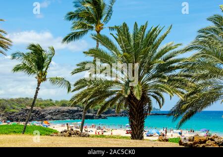 La Folla di beachgoers al Hapuna Beach, lungo costa Kohala della Big Island. Questa spiaggia di sabbia bianca è stata considerata una delle migliori spiagge del mondo ti Foto Stock