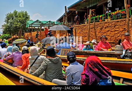 I turisti in visita in barca sul Lago Inle, stato Shan, Myanmar Foto Stock