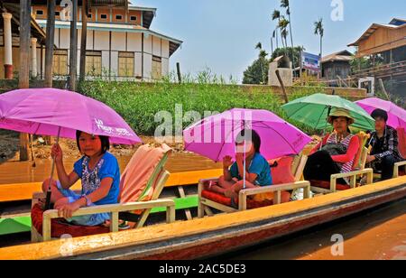 I turisti in barca sul viaggio, Lago Inle, stato Shan, Myanmar Foto Stock