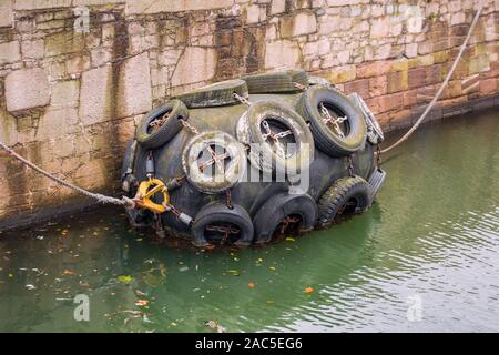 Boa di gomma con ruote in catene di metallo al molo per la stazione nave a Liverpool. Foto Stock