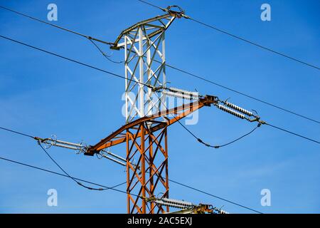 Dipendenza di linee elettriche ad alta tensione e cielo blu Foto Stock
