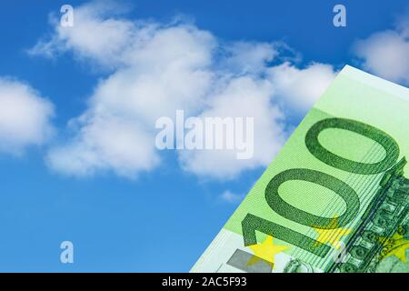 100 Euro con cielo blu e nuvole Foto Stock