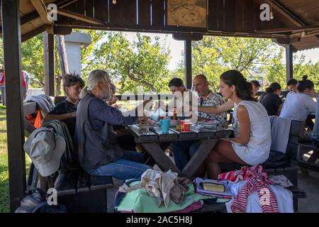 Vinča, Serbia, Sep 27, 2019: gli archeologi che partecipano a scavi durante la pausa pranzo Foto Stock