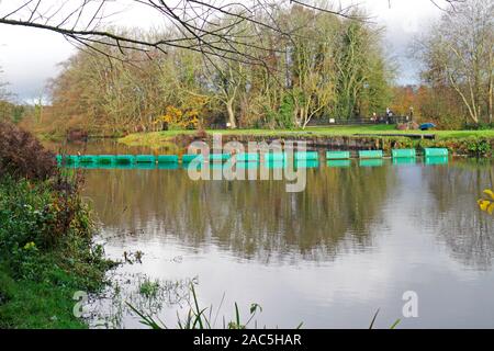 Un boom sul fiume Bure a monte dello stramazzo e resti del vecchio mulino ad acqua a Guildford, Norfolk, Inghilterra, Regno Unito, Europa. Foto Stock