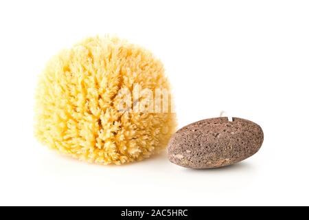 Lava nera pietra pomice e spugna naturale spa o bagno utensile utilizzato per la pelatura o pelle callused asportazione su sfondo bianco Foto Stock