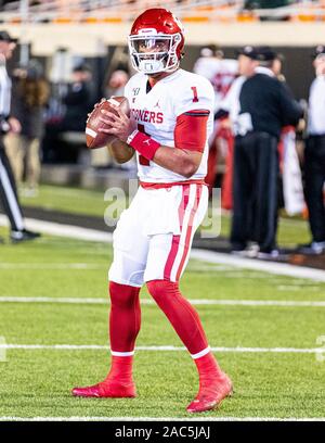 Stillwater, Oklahoma, Stati Uniti d'America. 30 Novembre, 2019. Oklahoma Sooners quarterback Jalen fa male (1) il riscaldamento prima della partita contro la Oklahoma State Cowboys Sabato, 30 novembre 2019 a Boone Pickens Stadium di Stillwater, Oklahoma. Credito: Nicholas Rutledge/ZUMA filo/Alamy Live News Foto Stock