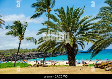 La Folla di beachgoers al Hapuna Beach, lungo costa Kohala della Big Island. Questa spiaggia di sabbia bianca è stata considerata una delle migliori spiagge del mondo ti Foto Stock