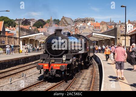 Un treno a vapore è raffigurato nella stazione di Whitby nel giugno 25, 2018 sulla North Yorkshire Moors Railway. Foto Stock