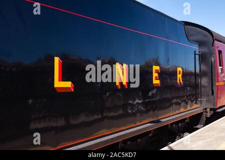 La gara di un LNER treno a vapore è raffigurato nella stazione di Whitby nel giugno 25, 2018 sulla North Yorkshire Moors Railway. Foto Stock