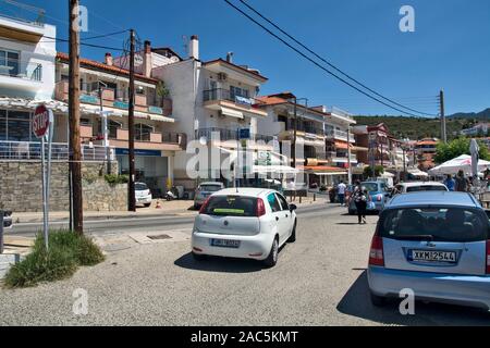 Neos Marmaras, Grecia, 30 maggio 2019. Bella e tranquilla strada costiera e le attrezzature che si trovano nella stessa. Foto Stock