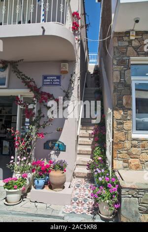 Neos Marmaras, Grecia, 30 maggio 2019. Bella e tranquilla strada costiera e le attrezzature che si trovano nella stessa. Foto Stock